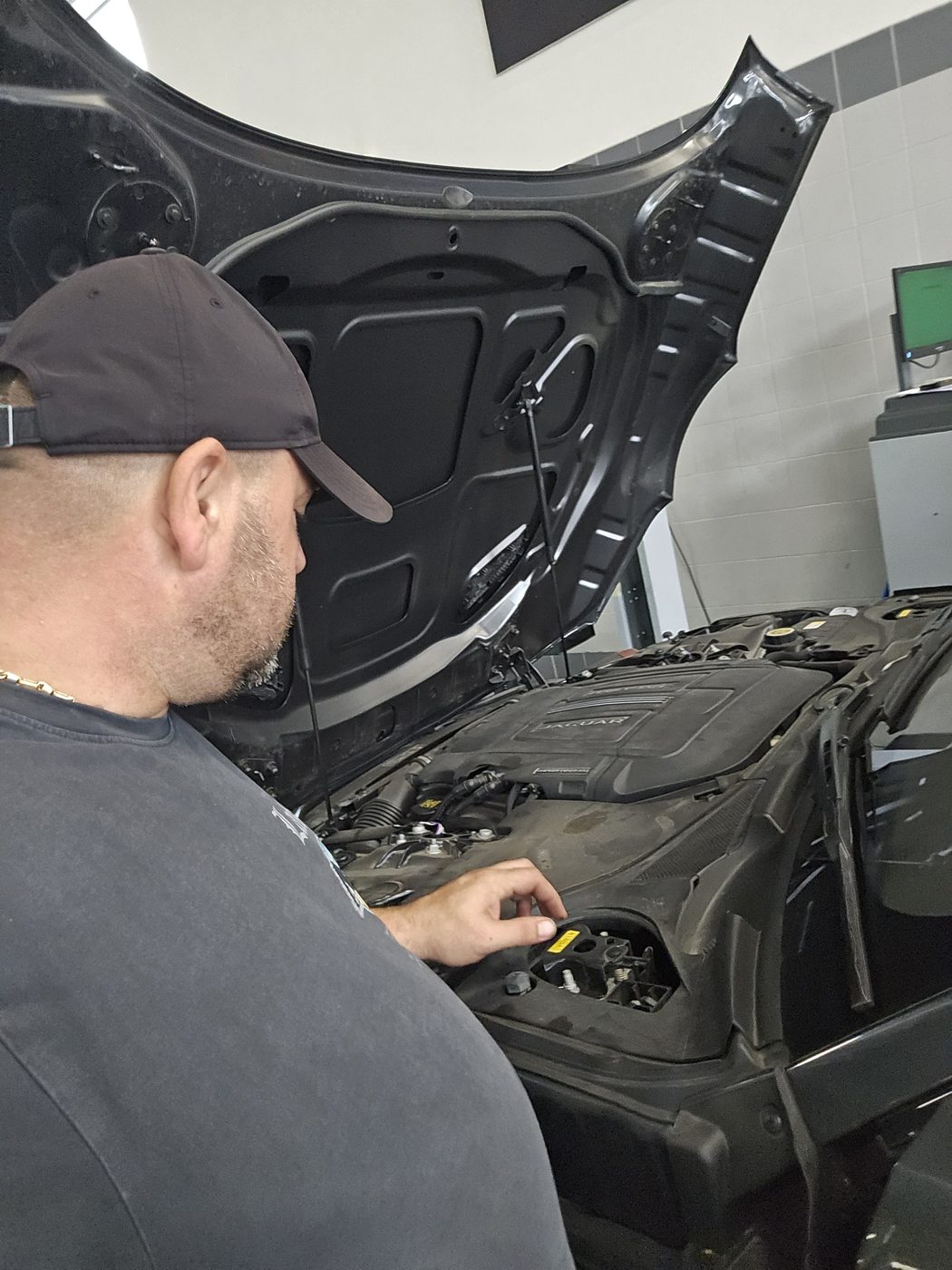 Mihai Matei, tester MOT calificat, lucrând la un vehicul în atelier